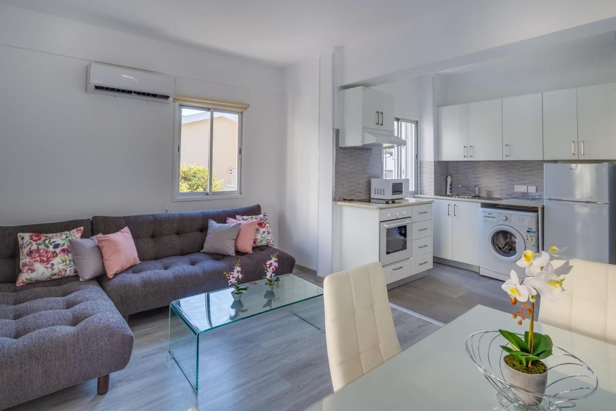 Downtown Larnaca Apartment Exterior photo