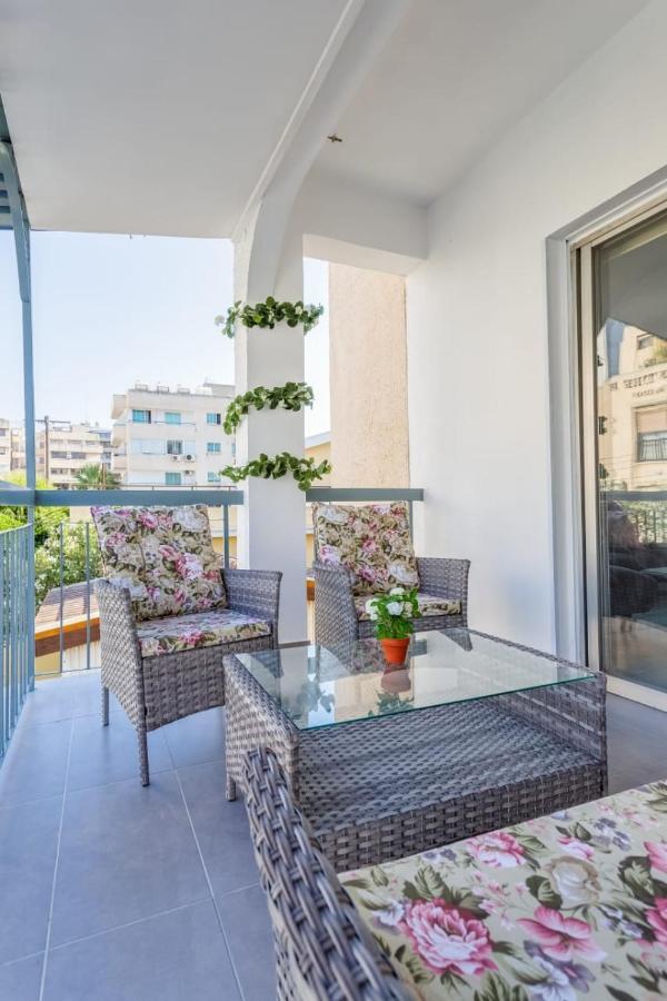 Downtown Larnaca Apartment Exterior photo